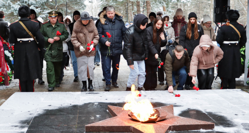 Во Владимире возложили цветы в честь Неизвестного солдата