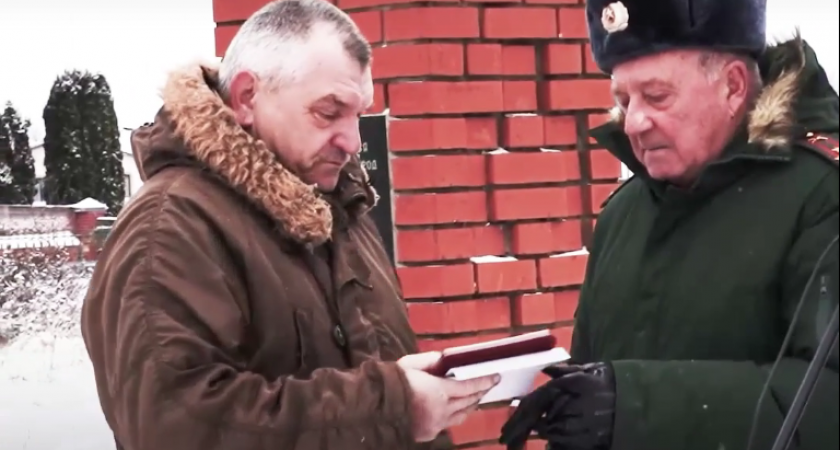 В поселке Ворша Собинского района вручили медаль добровольцу за подвиги на СВО