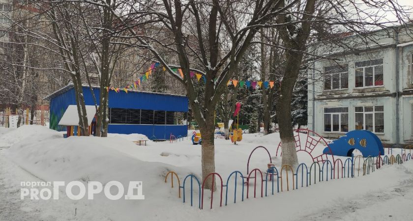 Власти рассказали, должны ли родители чистить крыши от снега в детских садах