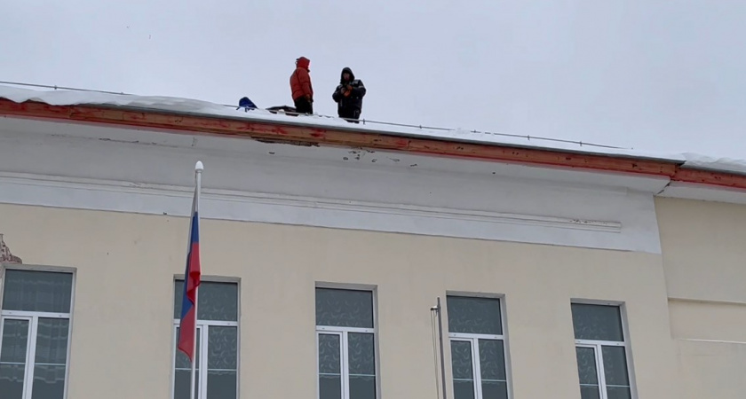 Во Владимирской области в снег и мороз продолжают ремонт крыш