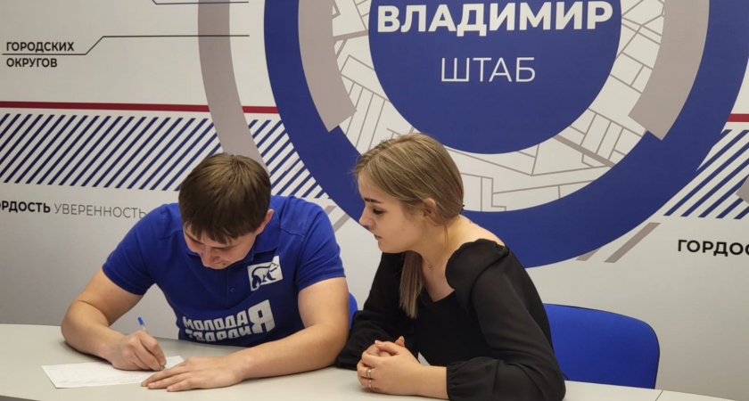 По всей стране идет сбор подписей в поддержку кандидатуры Владимира Путина на предстоящих выборах 