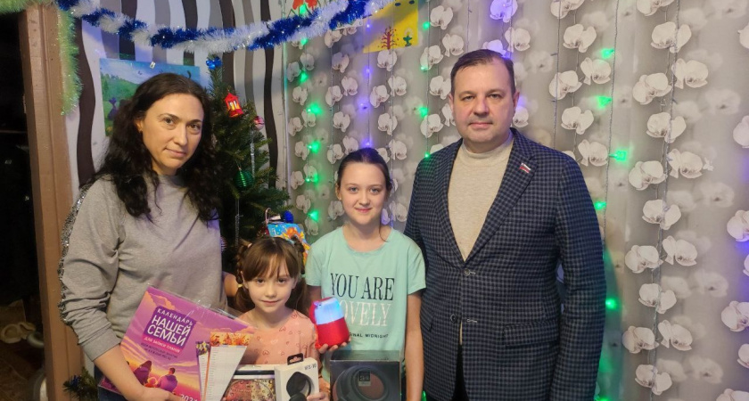 В рамках акции «Елка Желаний» Роман Кавинов вручил подарки сестрам Колосовым в Докучаевске 