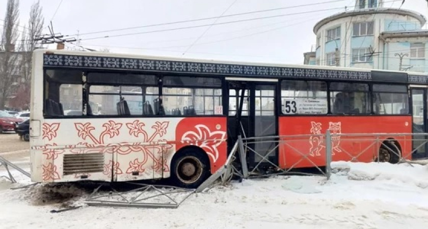 Во Владимире 53 автобус снес ограждение: пострадала женщина 