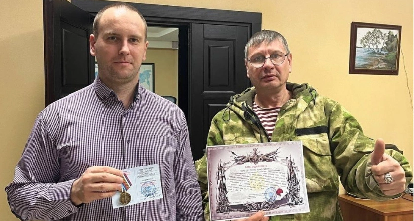 Фото к статье: Директору завода во Владимирской области вручили памятный знак «От благодарного луганского народа»