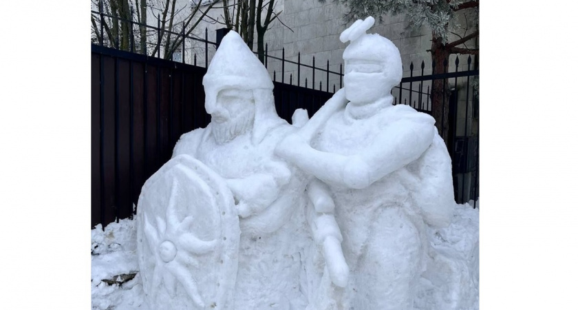 В Юрьев-Польском появились русский богатырь и участник СВО из снега