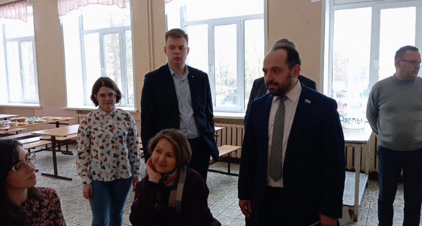 Фото к статье: Депутаты и общественники присоединились к мониторингу организации питания в школах Владимира