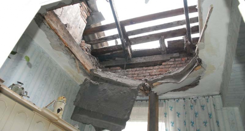 Управляющую компанию в Александрове осудили за обрушение крыши в квартире