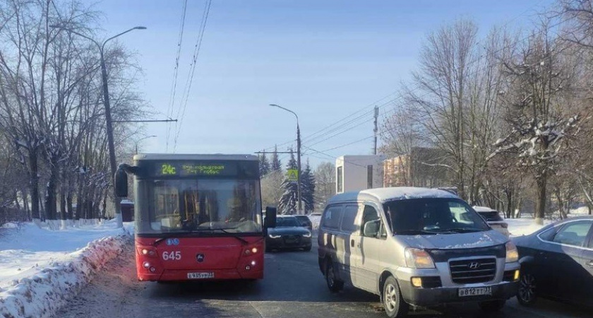 Утреннее ДТП во Владимире: столкнулись легковушка и рейсовый автобус