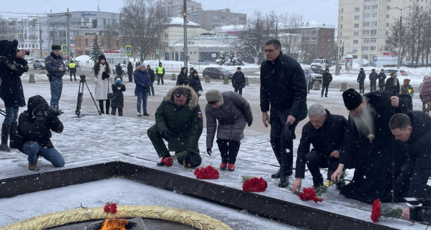 Праздновать - значит помнить: День защитника Отечества во Владимире начали с Вечного огня