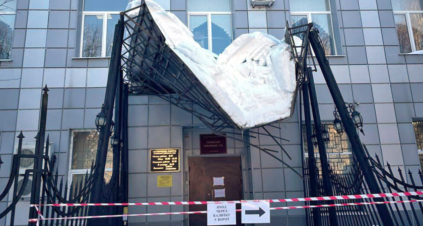 Во Владимире снежная глыба обрушилась на козырек над входом в здание суда