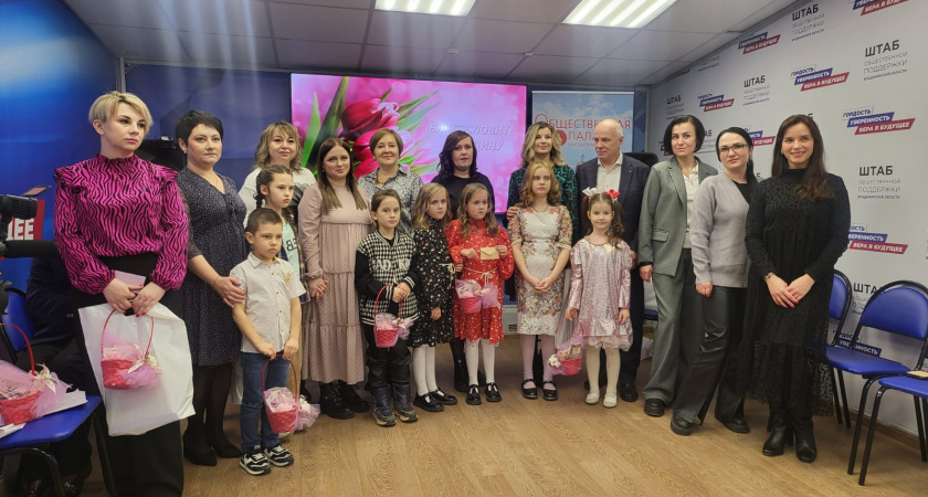В штабе общественной поддержки Владимирской области поздравили жен и матерей участников СВО