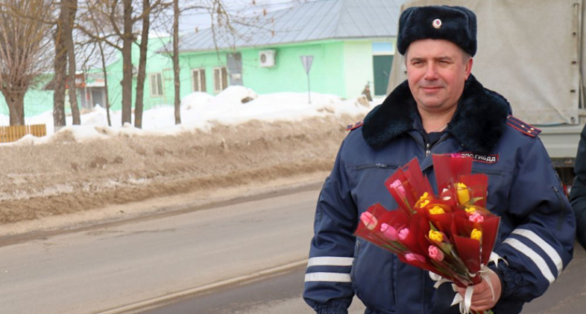 Госавтоинспекторы и волонтеры поздравляли автоледи на дорогах во Владимирской области