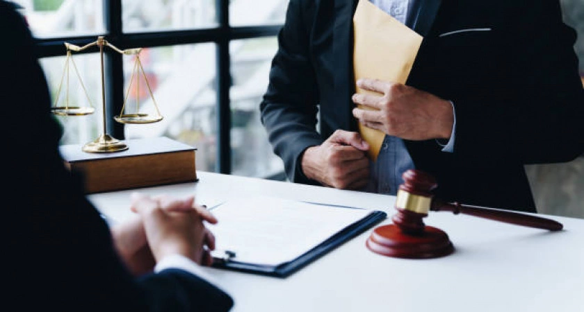 Фото к статье: Во Владимирской области посредник в получении взятки кольчугинским гаишником оштрафован на 500 тысяч