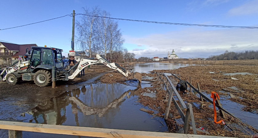 В Суздале для спасения мостов пришлось расчищать русло реки от мусора