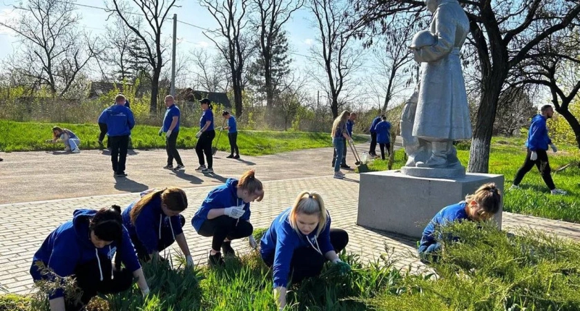 Фото к статье: Более 3,5 тысяч активистов провели субботники по благоустройству памятников Великой Отечественной