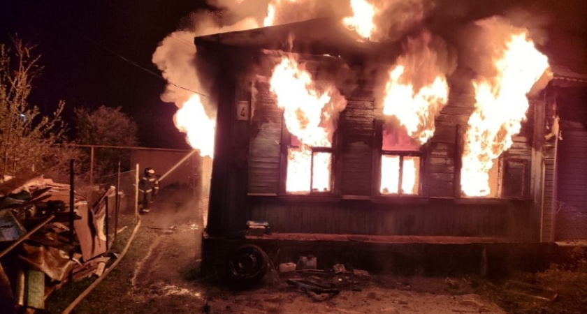 Два человека пострадали во время сильного пожара в Александровском районе 