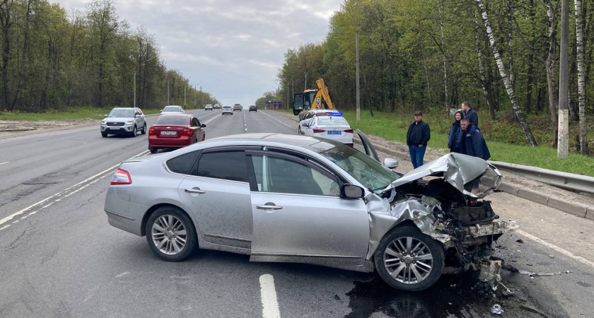 Экскаватор смял иномарку во Владимире