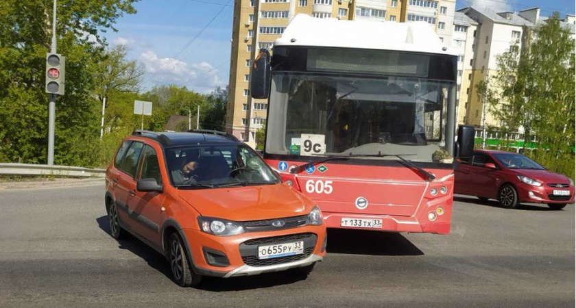 Водитель городского автобуса нарушил правила и спровоцировал ДТП во Владимире