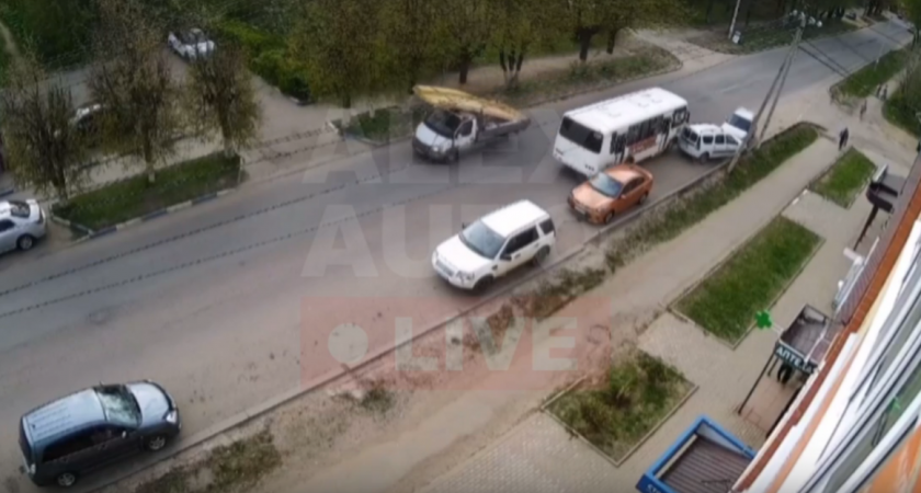 Во Владимирской области автобус влетел в припаркованную легковушку 