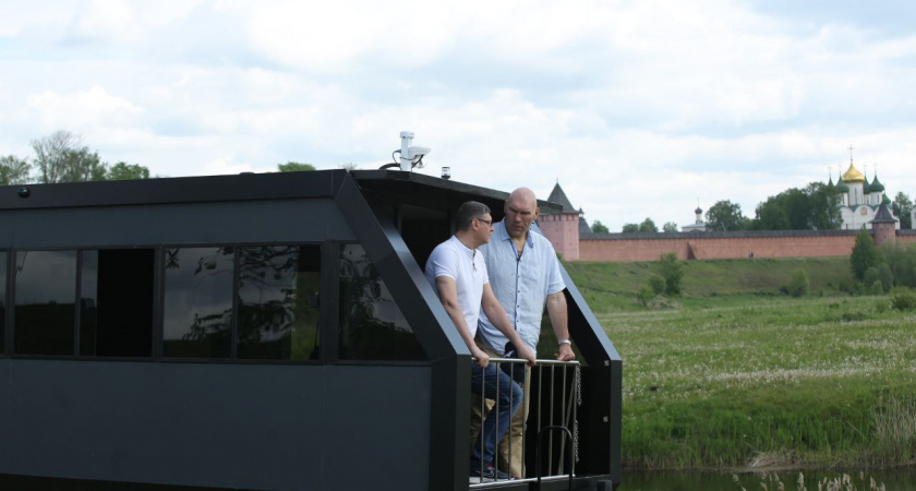 Николай Валуев и губернатор Александр Авдеев протестировали кемпбот для водного туризма