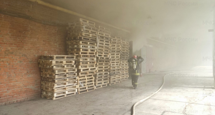Во Владимире из-за пожара на складе эвакуировали более 30 человек