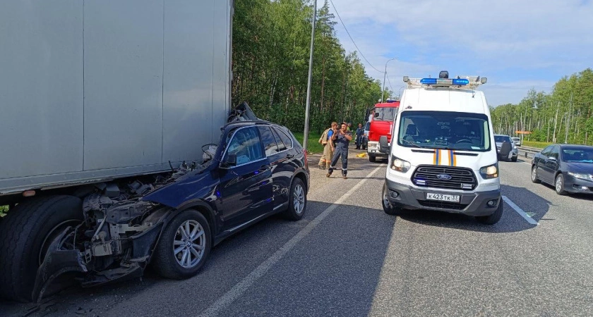 Фото к статье: Смертельное ДТП во Владимирской области: на трассе М-7 легковушка влетела под фуру