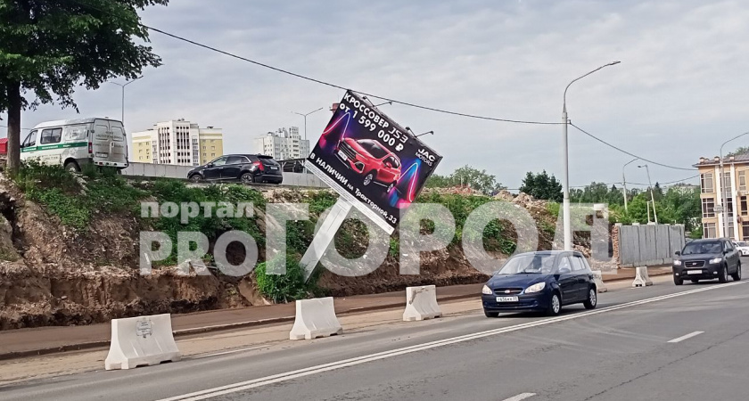 Во Владимире на улице Дзержинского рекламный щит готов упасть на проезжую часть