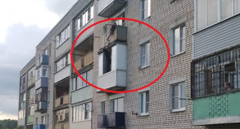 Во Владимирской области полицейский спас бабушку, которая чуть не упала с балкона 4-го этажа