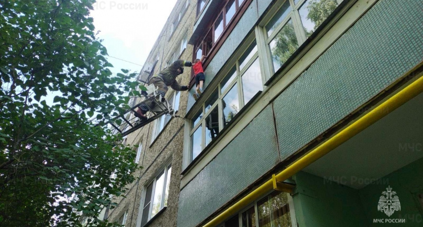 Во Владимирской области пятилетний мальчик повис на балконном карнизе 