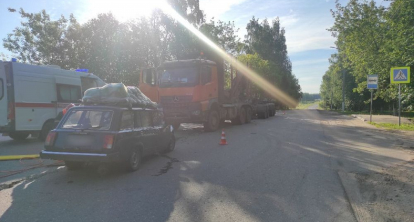 Во Владимирской области легковушка выехала на встречку и врезалась в грузовик 