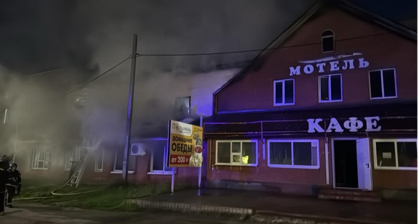 В придорожном кафе в Лакинске вспыхнул мощный пожар