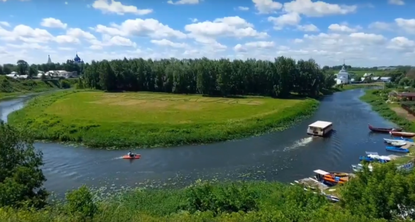 В Суздале начали выкладывать насыпную клумбу "Суздаль 1000"