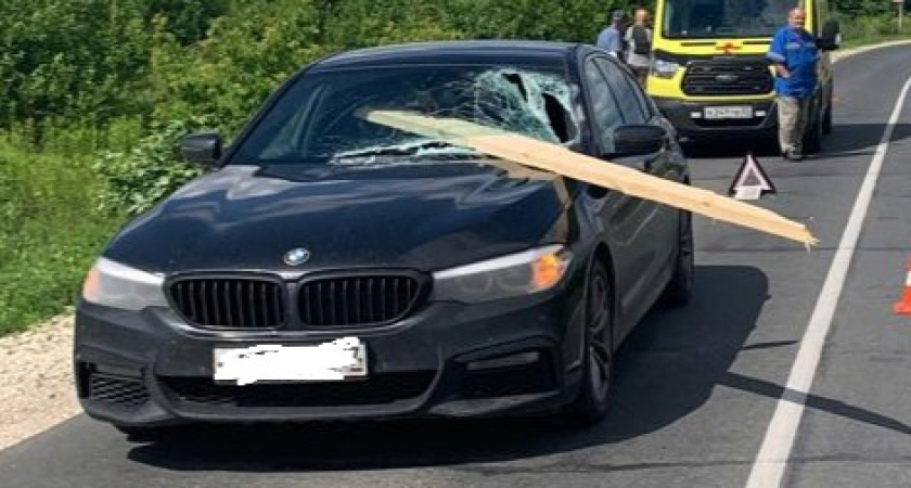 Под Муромом отлетевшая доска чуть не убила водителя иномарки