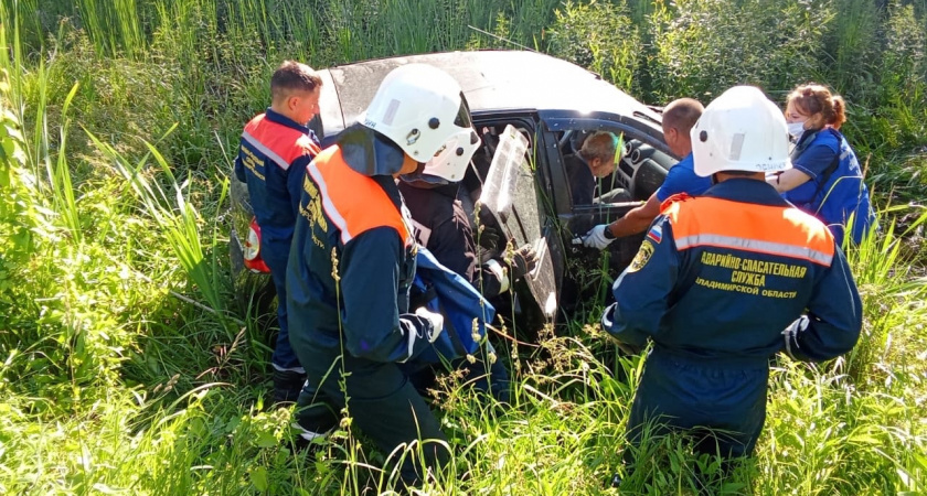 Во Владимирской области спасатели помогли водителю съехавшей в кювет легковушки 