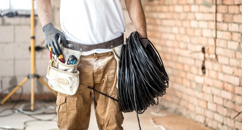 Во Владимирской области 51-летний электрик наступил на оборванный провод и погиб