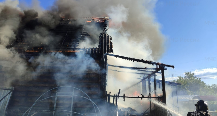 Крупный пожар уничтожил жилой дом в Александрове