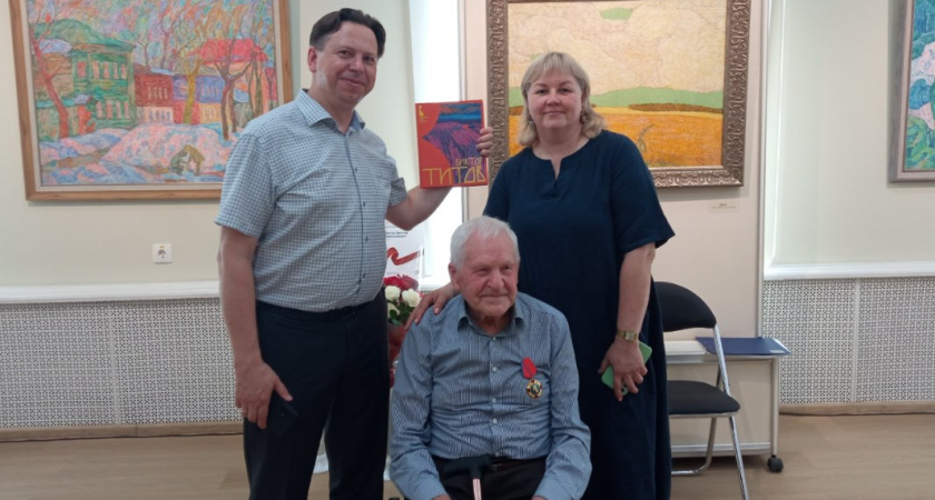 100-летний художник Владимира открыл выставку всех своих картин