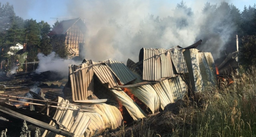 На участке в Киржачском районе сгорел магазин стройматериалов