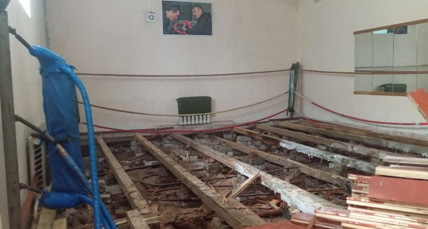 В Кольчугино в рамках реализации народной программы «Единой России» начался ремонт пола в спортзале