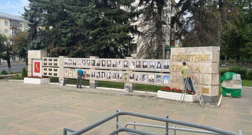 Фото к статье: Во Владимире идет реновация городской «Доски Почёта»