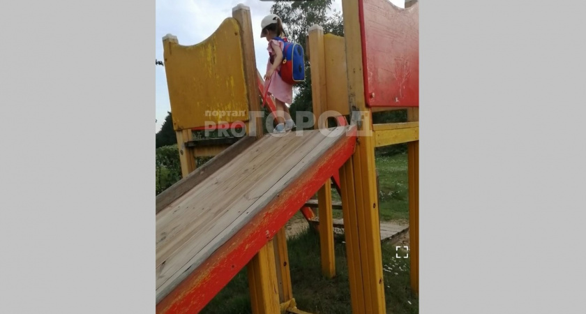 3-летняя девочка посадила огромную занозу после катания на горке в Загородном парке во Владимире 