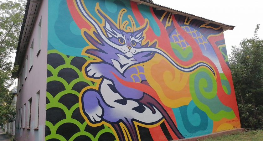 На фасадах домов во Владимире появились новые рисунки уличных художников 