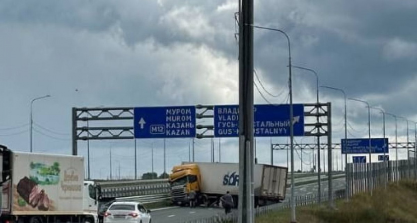 На трассе М-12 во Владимирской области столкнулись две фуры 