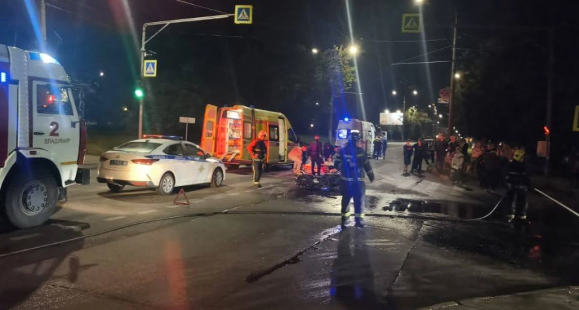 Фото к статье: Во Владимире легковушка столкнулась с мотоциклом при неудачном повороте налево