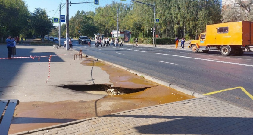 Рядом с Пединститутом во Владимире провалился асфальт 