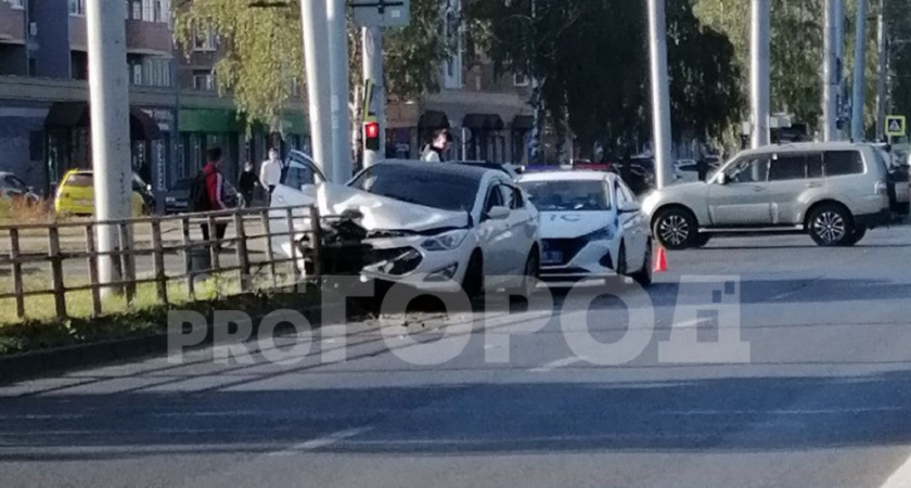 Во Владимире в результате ДТП металлическое ограждение проткнуло легковушку насквозь