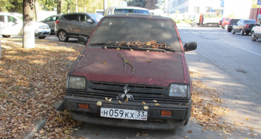 Владельцев ещё четырех брошенных автомобилей во Владимире предупредили об эвакуации на спецстоянку 