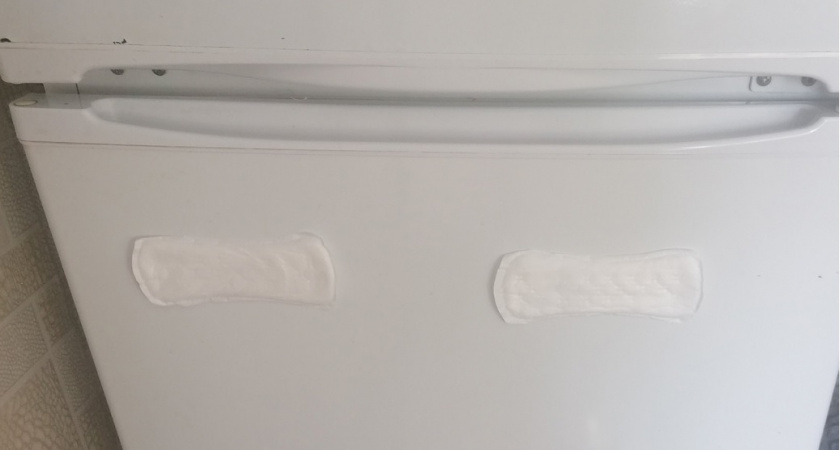 Приклейте прокладку под холодильник: жить в доме сразу станет спокойнее