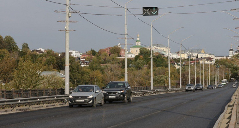 На мосту через Клязьму во Владимире уложили асфальт 