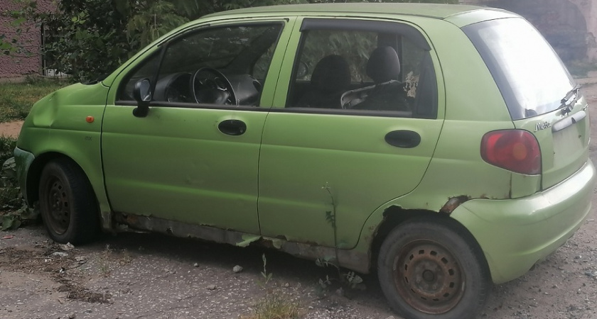 Во Владимире два взрослых хулигана прыгали по крышам чужих автомобилей 